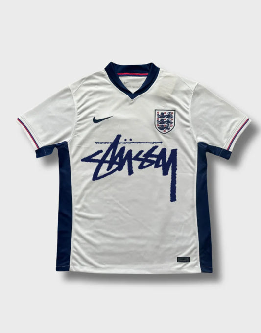 Maillot STÜSSY x « ANGLETERRE » Domicile – 2024/25